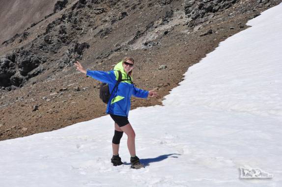 Atravessando trecho de neve na volta do cume do Cerro Piltriquitrón, em El Bolsón, na Argentina